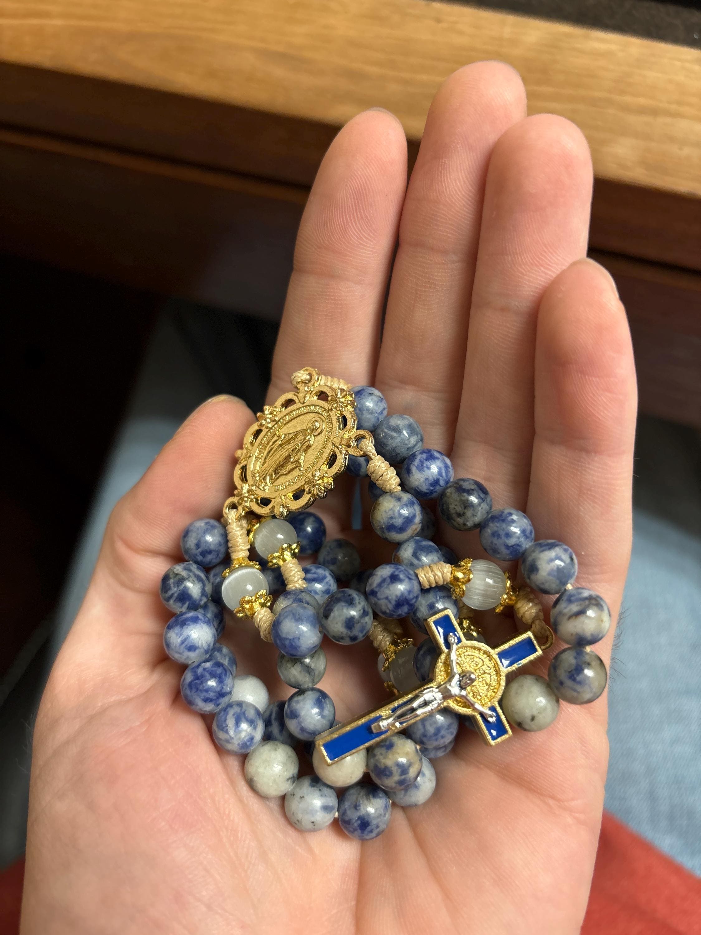 Wundertätiger Rosenkranz mit Medaille – handgefertigt mit blauen Steinperlen und strapazierfähiger Kordel – Gebet und Hingabe – Jesus, Maria und Josef, katholisches Geschenk zu Ostern