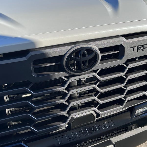 Emblema Abovedado Rojo TRD 3D Para Toyota Tundra SR5 4X4, Modelos 2022 Y 2023, Marca CUSTOM EMBLEM