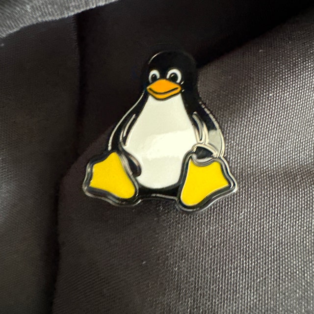 Tux the Linux ペンギンのエナメルピン、かわいい! - Etsy 日本