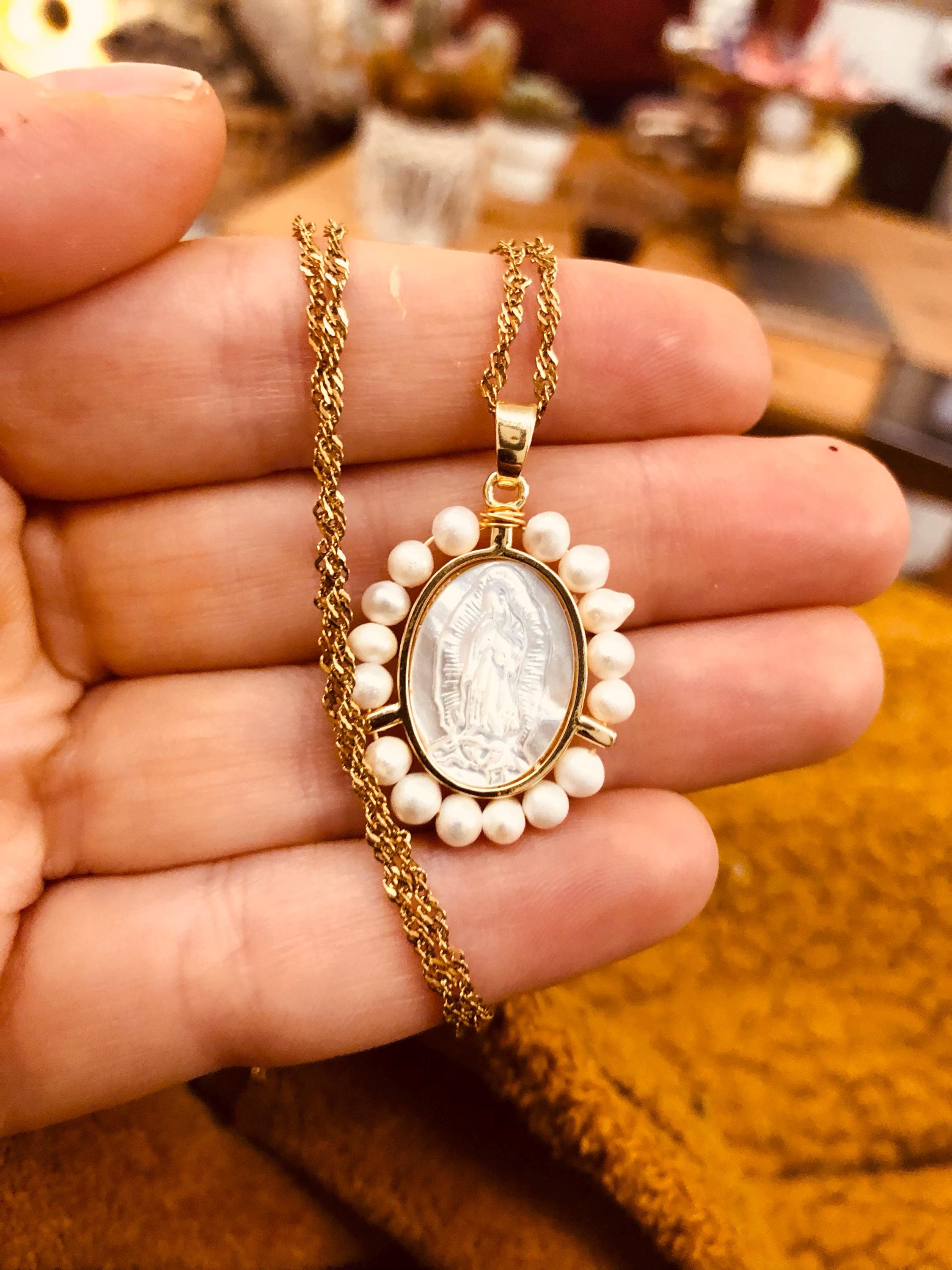 Halskette mit der Jungfrau Maria aus vergoldetem Perlmutt, Geschenk für Mama.