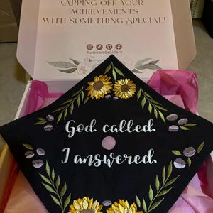 TKNOUS Kit Decorazione Per Cappello Di Laurea Con Fiori Gialli E Farfalle: Fai Da Te Con Adesivi E Lettere