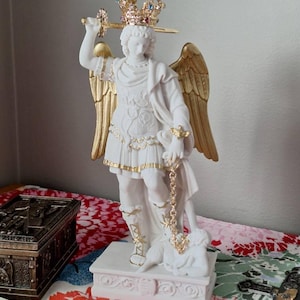 大天使聖ミカエルの像、白地に金のディテール、高さ 30 cm (11.81