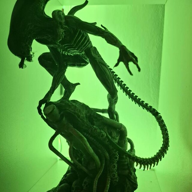 Alien Xenomorph Statue – Hand‑painted 26 cm (10.2