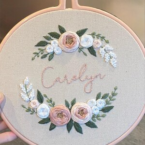 白とピンクのバラのリース刺繍パターン：花柄デザイン、8インチフープ