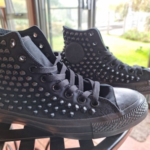 Converse top negras tachuelas