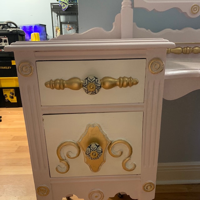 How To Use Gilding Wax on Painted Furniture - Salvaged Inspirations