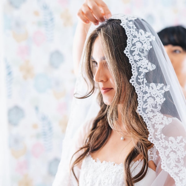 Little People White Pearl Scalloped Edge Veil:- 2042