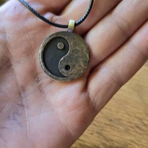 手打ち陰陽ペンダントネックレス：古代風調節可能な紐 - Etsy 日本