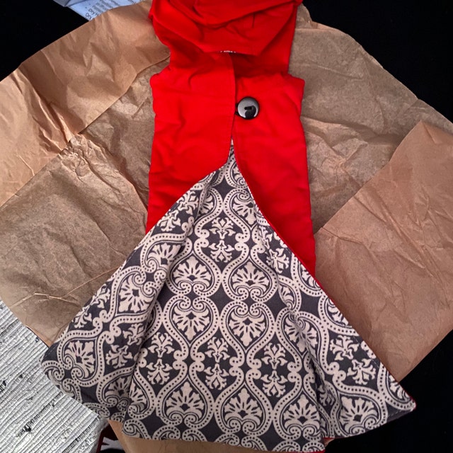 Mantello rosso brillante con cappuccio 120 cm