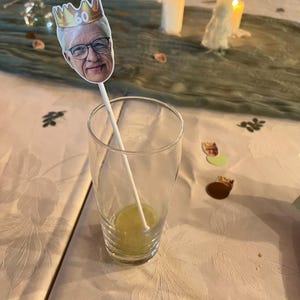 A. hat ein Foto des gekauften Artikels hinzugefügt
