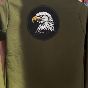 リアルな鷲の頭の刺繍デザイン - 雄大なアメリカの鳥、暗い色の生地の