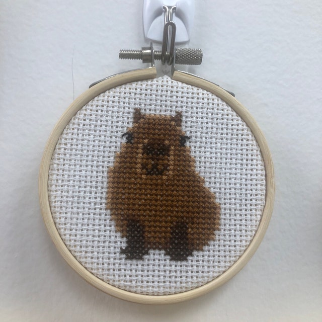 ハンドメイド　カピバラ　クロスステッチ完成品　刺繍 カピバラのクロスステッチ図案PDF - カピバラの刺繍 - すぐに