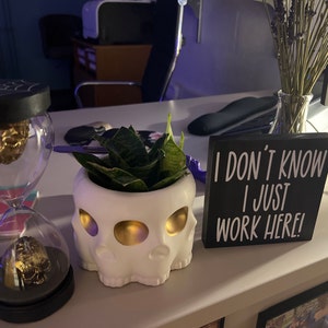 Panneau Humoristique En Bois Brkpy - "I Don't Know I Just Work Here" - La Déco Qui Parle à Tout Le Monde !