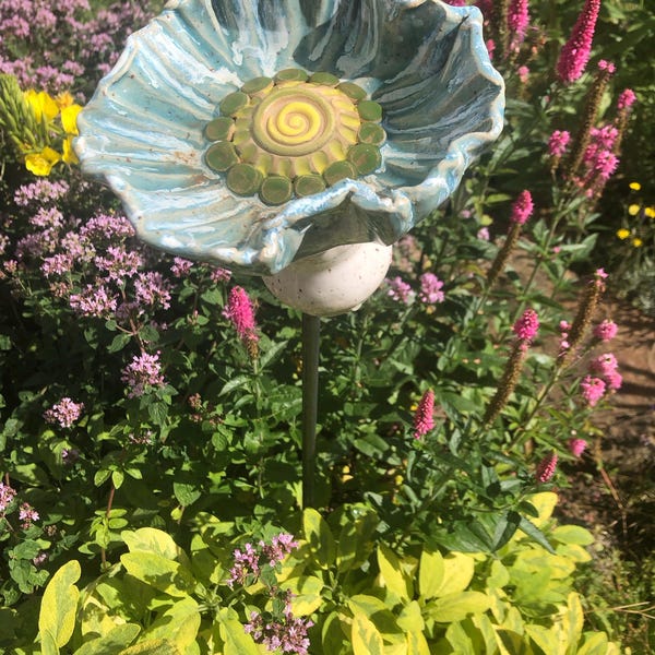 2er Set Bienentränke Aus Keramik – Blumenmuster, Mit Bodennagel, Für Garten, Balkon & Terrasse