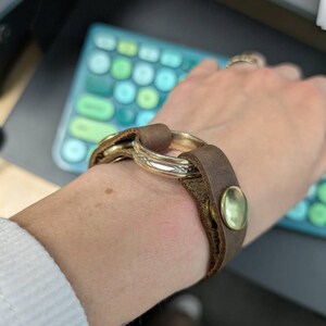 レザーリングホルダーブレスレット：未亡人や愛する人の指輪のための