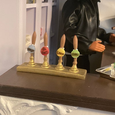 Melody Jane Puppenhaus Zubehör – Triple Bier Pumpe & Griffe (1:12) Für Miniatur Kneipe, BAR & Gastro-Szenen Melody Jane Puppenhaus Zubehör – Triple Bier Pumpe & Griffe (1:12) Für Miniatur Kneipe, BAR & Gastro-Szenen
