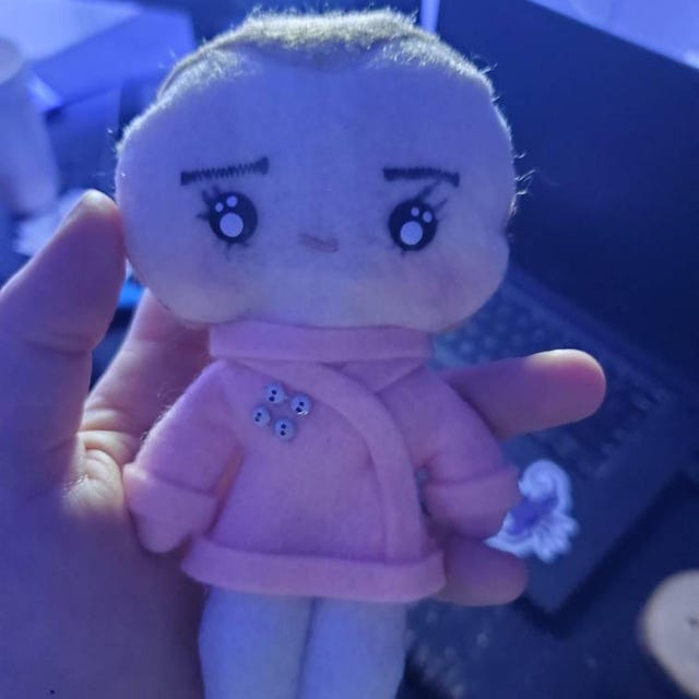 バイオハザード8の村をイメージしたローズ・ウィンターズのぬいぐるみ