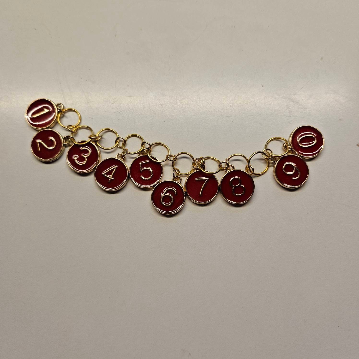 Stitch markers with numbers, progress keepers, knitting row counter, fits up to us eight or thirteen knitting needles