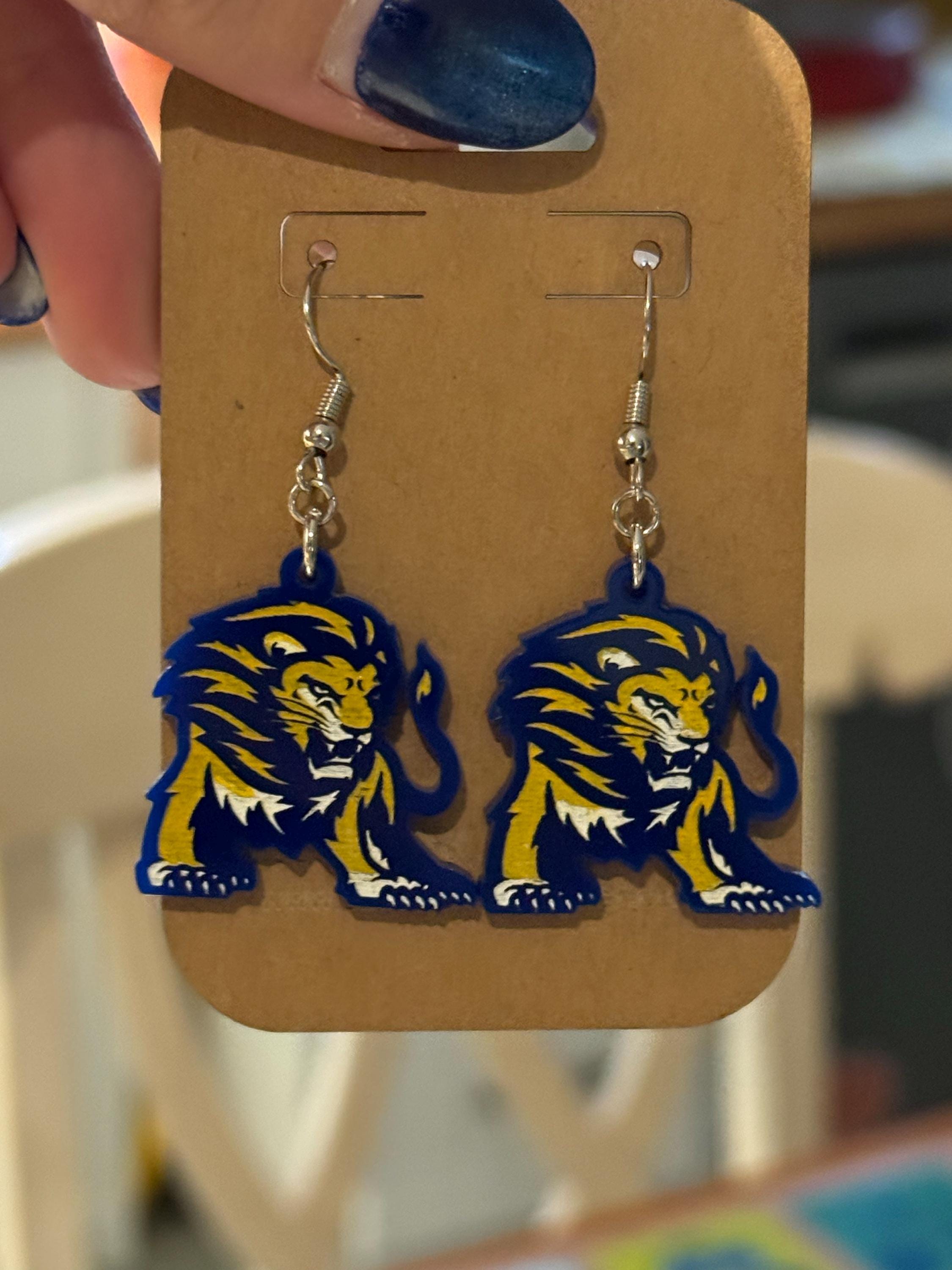 Individuelle, lasergeschnittene und bemalte Ohrhänger mit Schulmaskottchen/Logo | High School | College | Band | Cheerleader | Booster | Spendenaktion