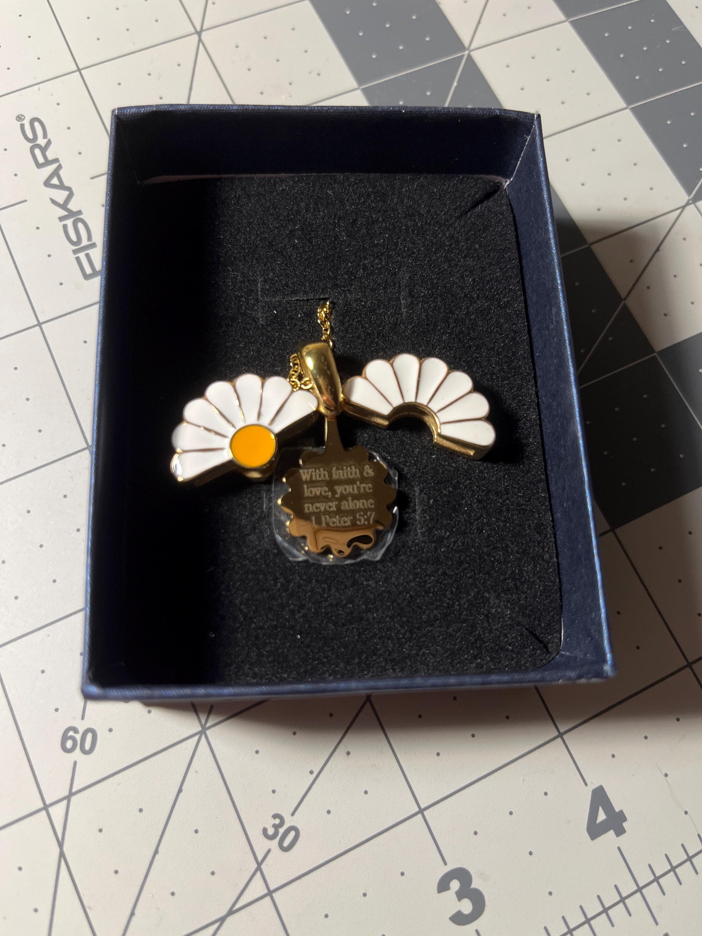 Personalisierte Daisy-Medaillon-Halskette mit versteckter Botschaft – Personalisierbares Geschenk für Sie, Geschenk für die Gottesmutter, winzige Senfsamen, christliche Geschenke für Sie