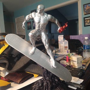 シルバーサーファー像、シルバーサーファーフィギュア、シルバー