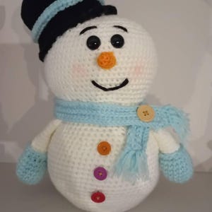 雪のかぎ針編みのあみぐるみ雪だるまのパターン、ダウンロード