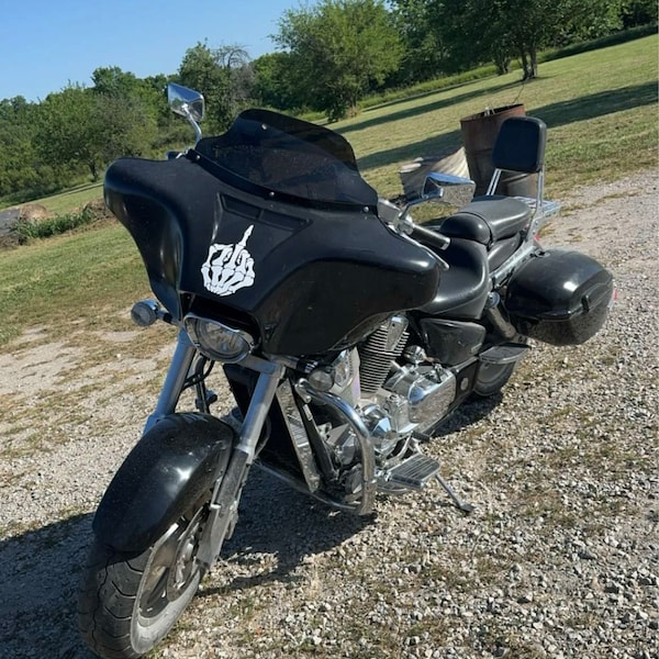 Auto Aufkleber 'Locally Most Hated' - 55cm Schriftzug In Holo Smaragdgrün, Wasser- & UV-beständig