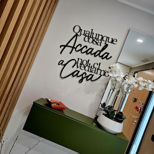Scritta Murale 3D In PLA Rosso Scuro – 'Qualunque Cosa Accada Noi Ci Vediamo A Casa' 50x30 Cm, Decorazione Da Parete Per Soggiorno, Camera E Ingresso, Regalo Casa Nuova