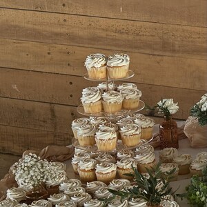 カップケーキとケーキスタンド 6、5、または4段 大型カップケーキ