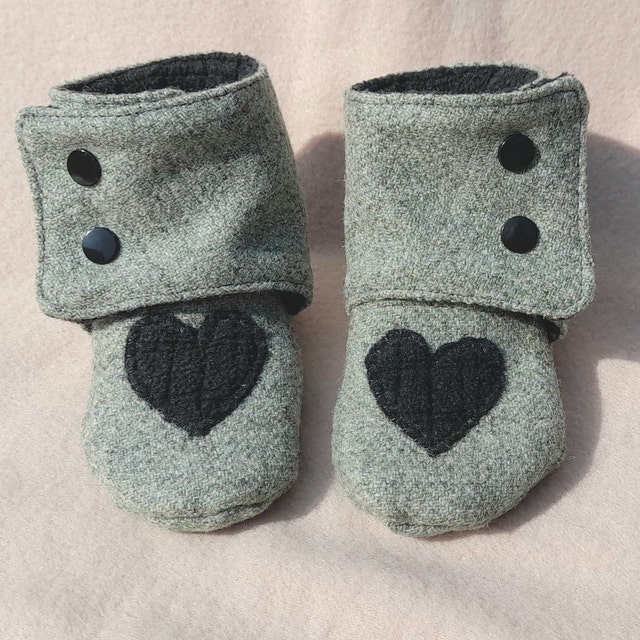 Stay-On Baby Booties (in 3 gauges) Pattern – Churchmouse Yarns & Teas