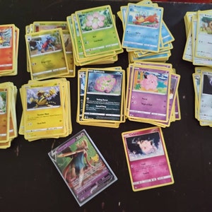 Huge Pokemon Card Lot (200+ Cards) Guaranteed 2 Ultra Rare V Huge Pokemon Card Lot (200+ Cards) Guaranteed 2 Ultra Rare V