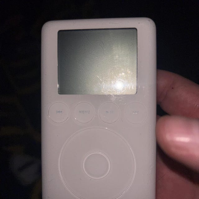 Apple iPod Classic 3rd Generation 15GB White (A1040 / M8946LL/A) w