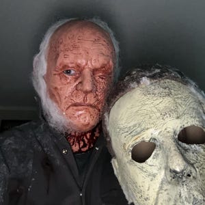 ハロウィーンはジェームズ・ジュード・コートニーがマスクを着用して