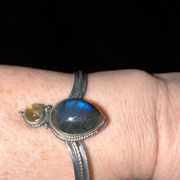 Berry Gem Petite Hinged Bangle, Blue Labradorite
