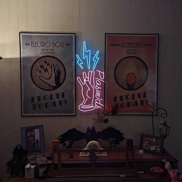 Gaming Power Hand With Lightning Bolts - LED Neon Sign, Custom