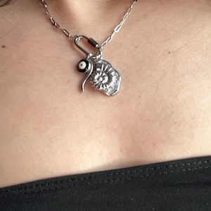Alice hat ein Foto des gekauften Artikels hinzugefügt