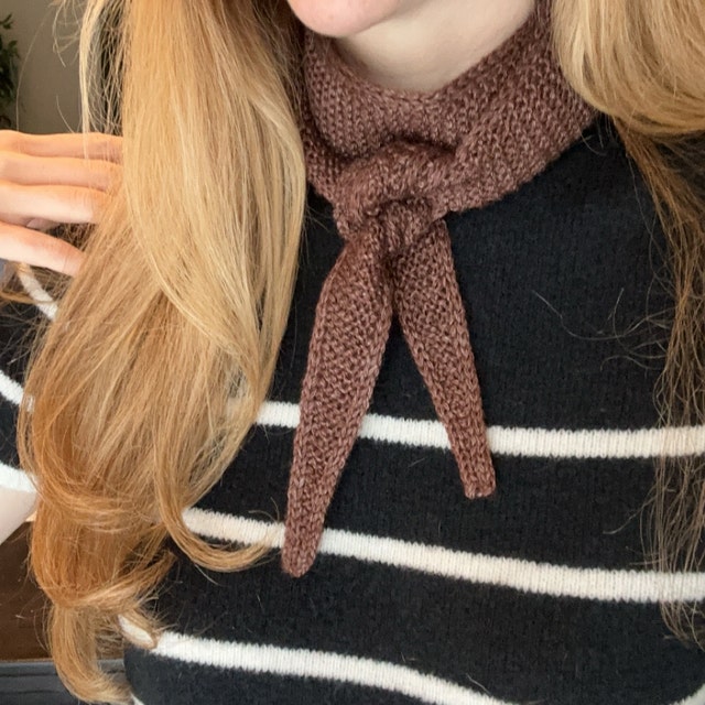 DRAW Wearing Knit Sophie scarf brown Knitted Scarf Sophie, Warm