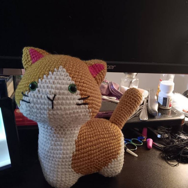 かぎ針編みの猫のあみぐるみパターン: マンチカン猫のミミ (PDF 英語