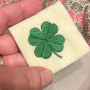 四つ葉のクローバーの刺繍デザイン：聖パトリックの日のシャムロック