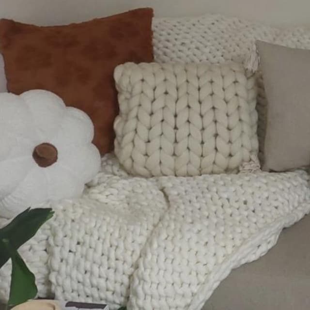 Knit Decorative Pillow, Chunky Knit Pillow, Chunky Yarn Pillow