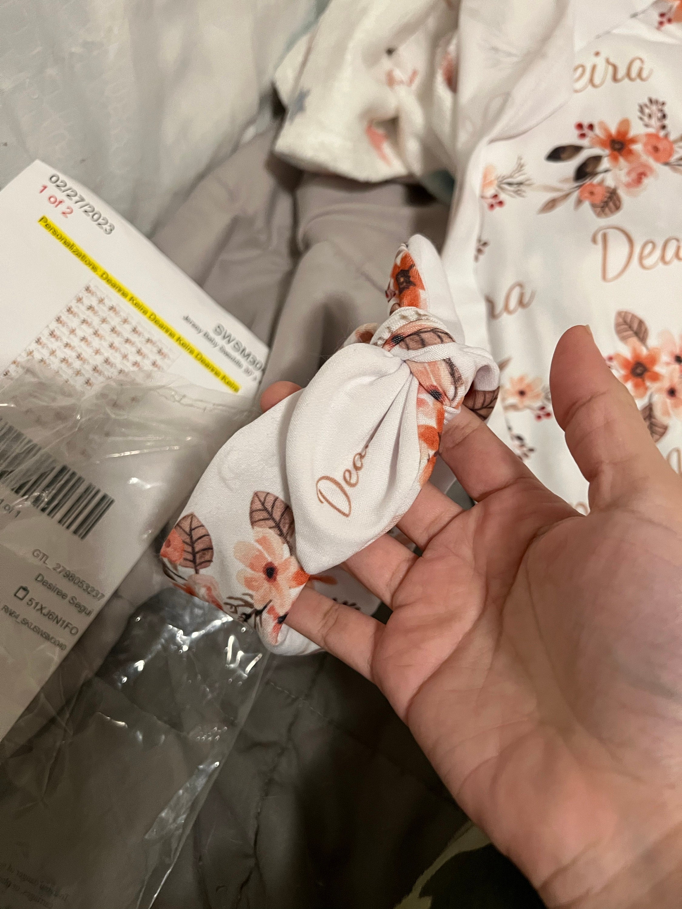 PERSONALISIERTE Wickeldecke mit Pfirsich-Blumenmuster für Neugeborene, Mädchen, Coming-Home-Outfit, Name, Babydecke, Babyparty-Geschenk, Krankenhaus-Foto-Outfit