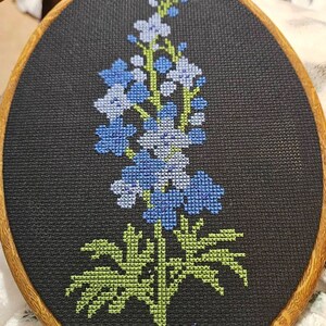 ラークスパーのクロスステッチパターン、7月の誕生花（PDFパターン