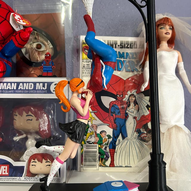 Hand-painted - Mary Jane & Spider-man Streetlight Figure