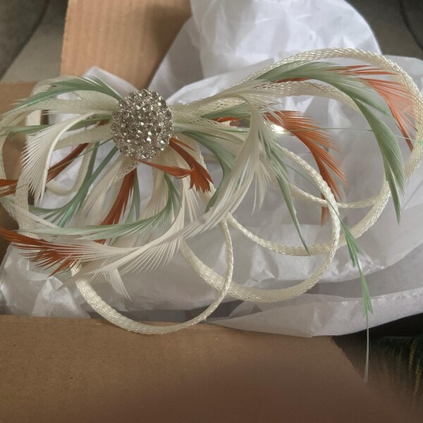 Silbergrauer Faszinator Mit Chiffon-Blume & Federn – Auf Kamm, Für Hochzeit, Rennen & Besondere Anlässe