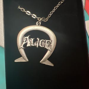 alice auaa ネックレス Alice: Madness Returns Horseshoe Necklace, Enchanting Charm for
