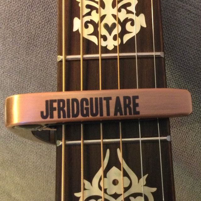 Capodastre Personnalisable Pour Guitare - Finitions Bois, Métal Ou Noir - Gravure De Texte Possible - Pour Guitares Acoustiques Et électriques