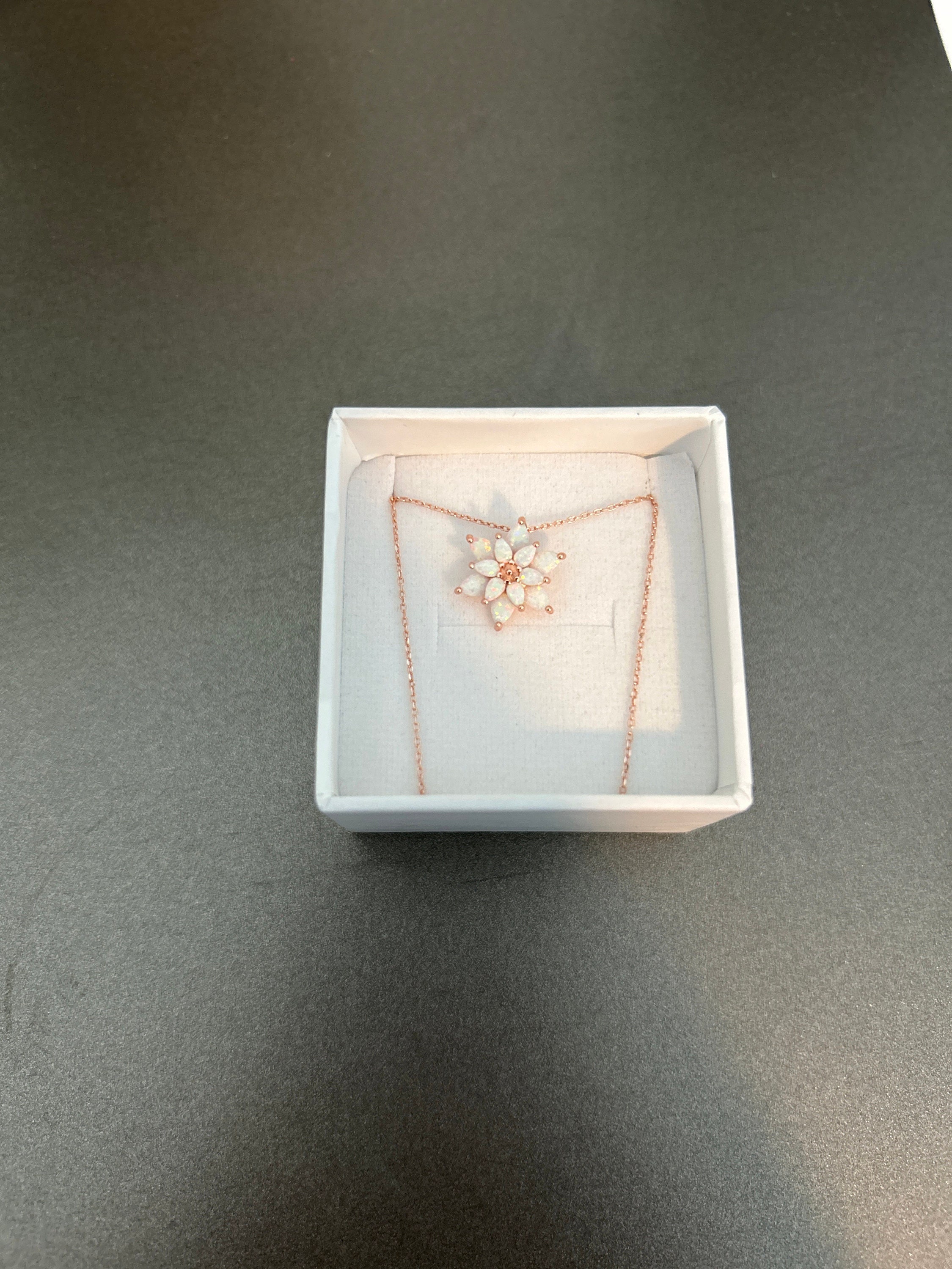 OpalBlumen Halskette, Zierliche Opal Halskette, OpalBlumen Halskette, Weiße Opal Halskette Gold, Muttertagsgeschenk, Brautjungfern Halskette, Geschenk für sie