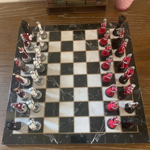 Set Scacchi Cavalieri Templari E Crociati - Pezzi Alti 6-8 Cm In Pietra Sintetica