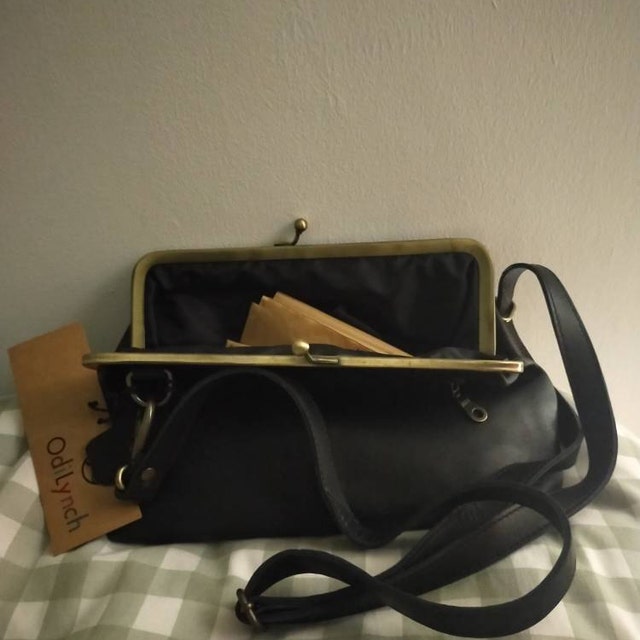 Black Leather Kiss Lock Handbag: Metal Frame Crossbody Bag