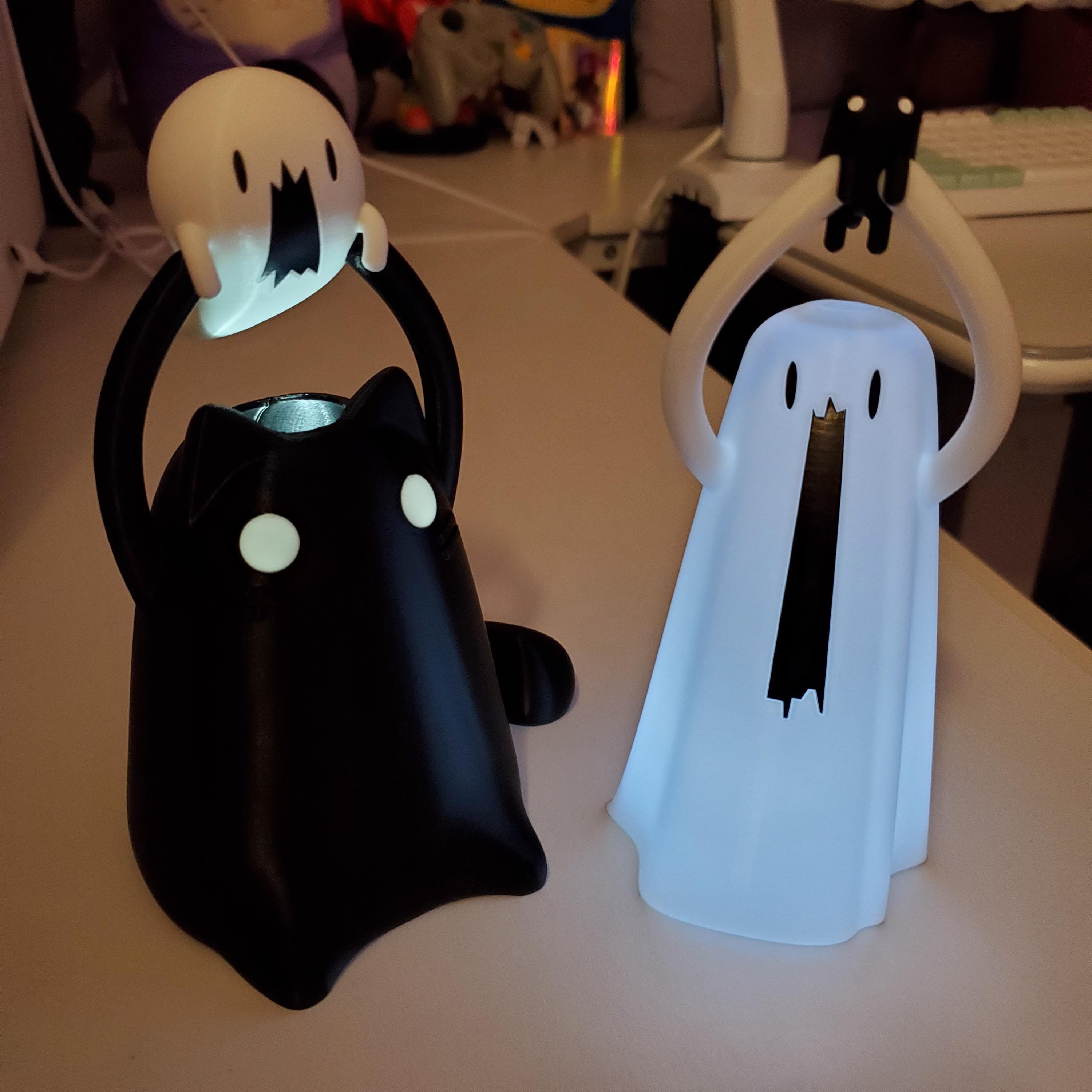 Ghost Holding a Kitty Lamp, BEHOLD! Halloween Figurine LED Nightlight Decoration, Remote Cute October Desk Figure, Spooky Trick-or-Treating